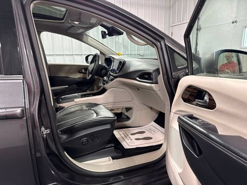 Used 2023 Chrysler Pacifica Limited FWD image 12