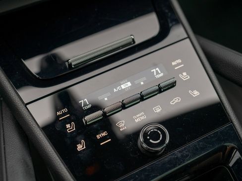 Used 2025 Porsche Cayenne image 20