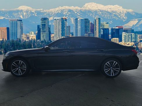 Used 2022 BMW 750i xDrive w/ M Sport Package image 4