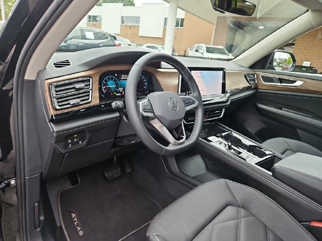 Used 2024 Volkswagen Atlas SE AWD/4WD image 15