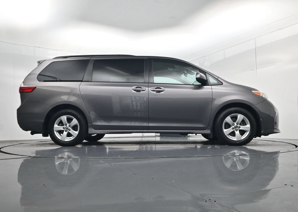 Used 2019 Toyota Sienna LE w/ Carpet Mat Package FWD image 38