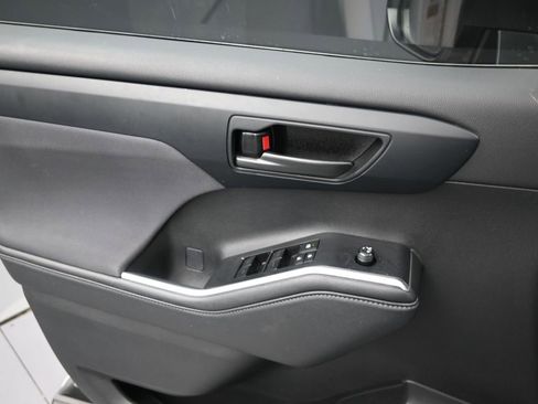 Used 2024 Toyota Highlander LE image 11