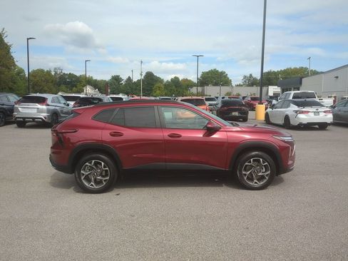 Used 2024 Chevrolet Trax LT FWD image 4