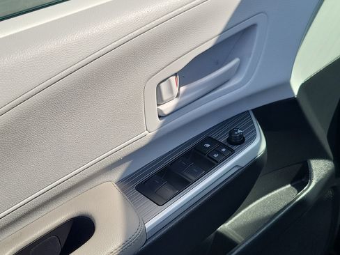 Certified 2026 Toyota Sienna LE FWD image 19