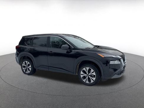 Used 2023 Nissan Rogue SV image 2