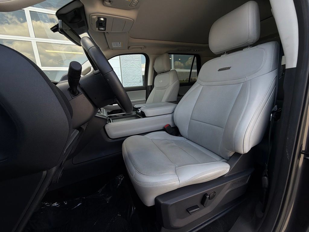 Used 2025 Ford Expedition Max Platinum AWD/4WD image 6
