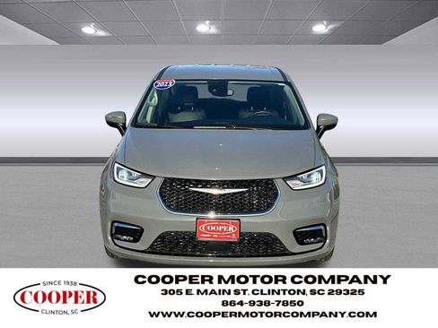 Used 2023 Chrysler Pacifica Touring-L image 2