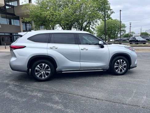 Used 2022 Toyota Highlander XLE AWD/4WD image 2
