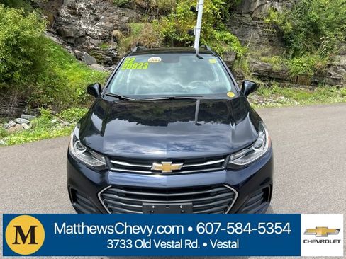 Certified 2022 Chevrolet Trax LT w/ LT Convenience Package image 2