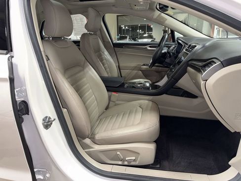 Used 2017 Ford Fusion SE w/ Fusion SE Technology Package image 28