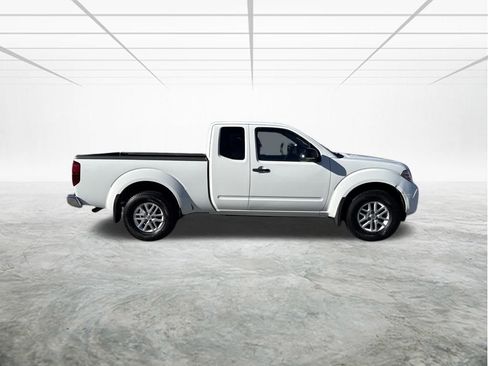 Used 2018 Nissan Frontier SV image 3