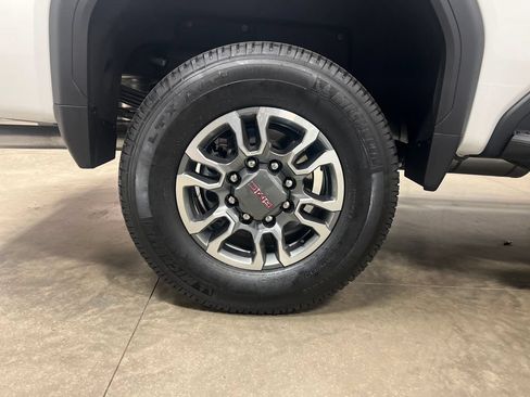 Certified 2025 GMC Sierra 2500 SLT w/ SLT Premium Package AWD/4WD image 9