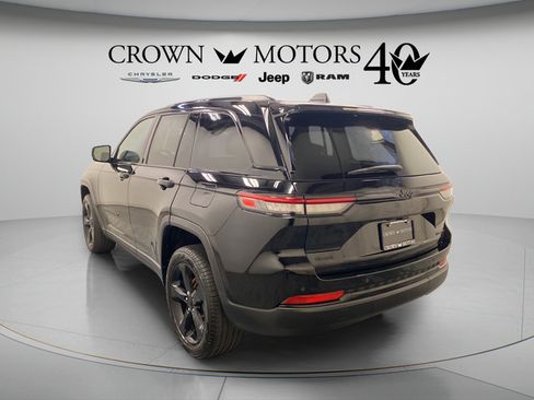 Used 2023 Jeep Grand Cherokee Limited w/ Black Appearance Package AWD/4WD image 12