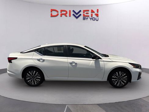 Used 2025 Nissan Altima 2.5 SV FWD image 3