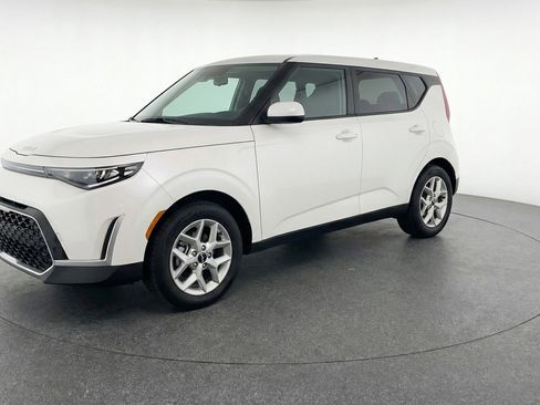 Used 2025 Kia Soul LX w/ LX Technology Package image 3