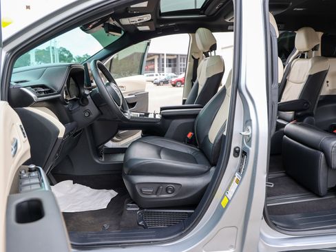 Used 2025 Toyota Sienna Platinum FWD image 31