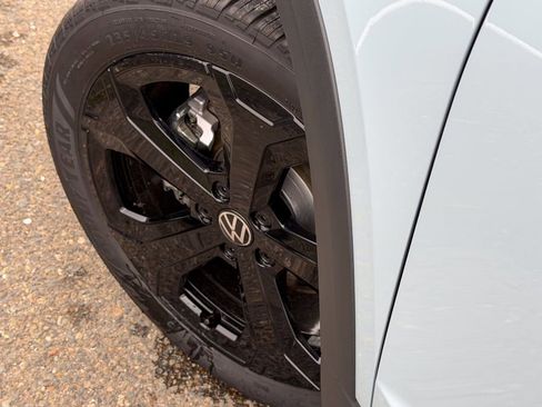 New 2026 Volkswagen Taos SE image 10