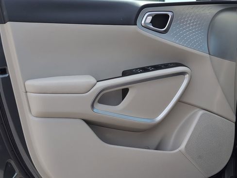 Used 2025 Kia Soul LX w/ LX Technology Package FWD image 16
