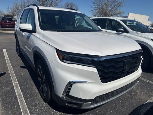 Used 2023 Honda Pilot Touring image 4