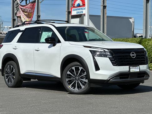 New 2026 Nissan Pathfinder Platinum image 2
