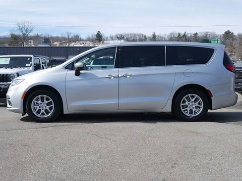 Used 2023 Chrysler Pacifica Touring-L image 3