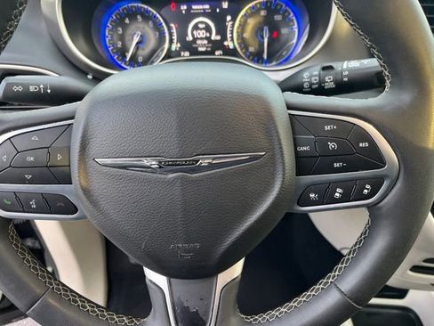 Used 2023 Chrysler Pacifica Touring-L FWD image 20