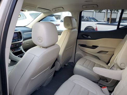 Used 2023 GMC Acadia Denali w/ Denali Technology Package FWD image 9