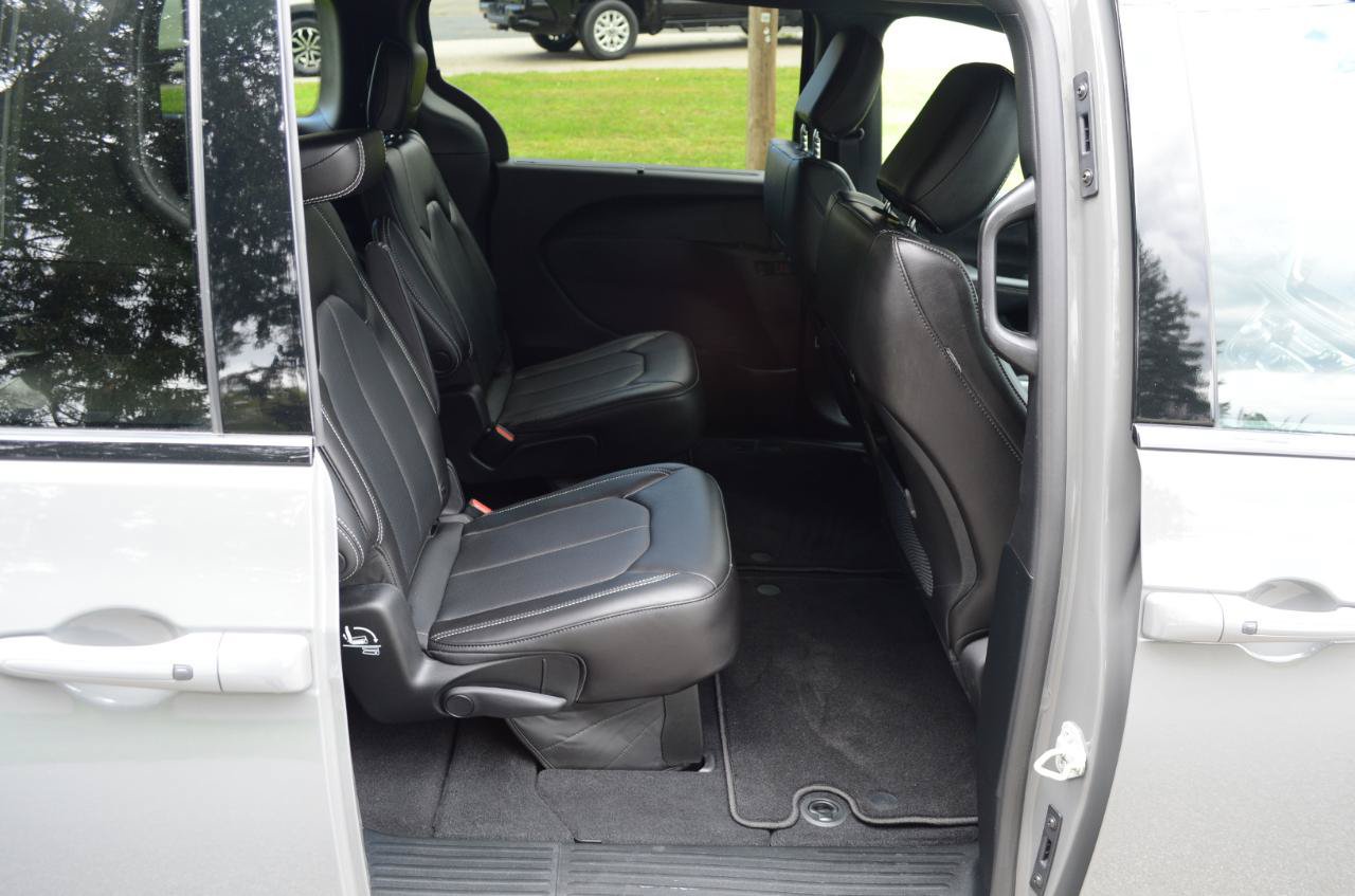 Used 2023 Chrysler Pacifica Touring-L w/ S Appearance Package AWD/4WD image 18