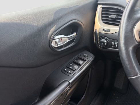Used 2016 Jeep Cherokee Latitude w/ Comfort/Convenience Group AWD/4WD image 12