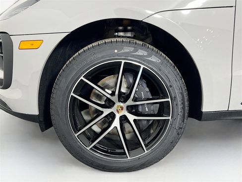New 2026 Porsche Macan image 33