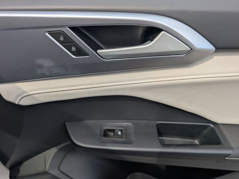 Used 2025 Volkswagen Taos SE w/ Panoramic Sunroof Package FWD image 22