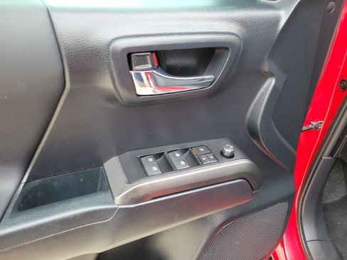 Used 2018 Toyota Tacoma TRD Sport AWD/4WD image 29