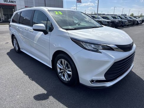 Used 2023 Toyota Sienna XLE w/ XLE Plus Package image 2