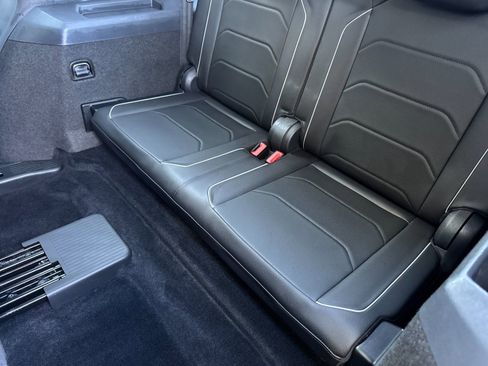 Used 2018 Volkswagen Tiguan SEL Premium w/ 3rd Row Seat Package image 15