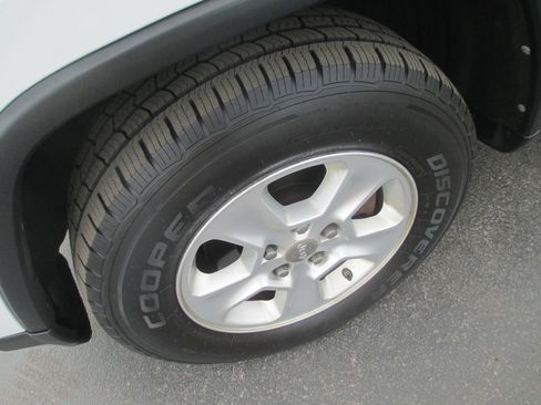 Used 2014 Jeep Grand Cherokee Laredo w/ Security & Convenience Group image 13