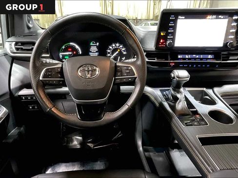 Certified 2022 Toyota Sienna XLE Woodland Edition image 6