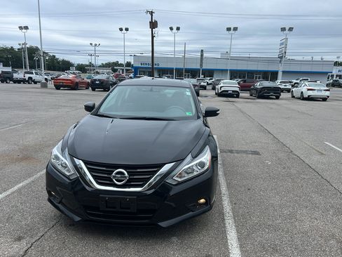 Used 2016 Nissan Altima 2.5 SL w/ Moonroof Package FWD image 2