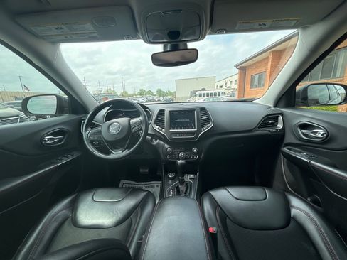 Used 2019 Jeep Cherokee Trailhawk w/ Comfort/Convenience Group image 12