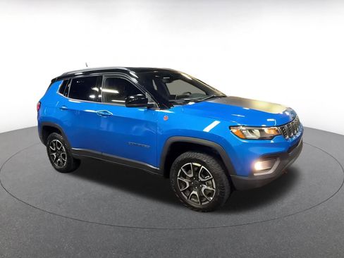 Used 2025 Jeep Compass Trailhawk image 2