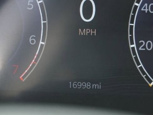 Used 2023 Jeep Grand Cherokee L Laredo image 32