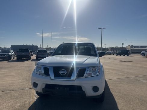 Used 2019 Nissan Frontier SV image 5