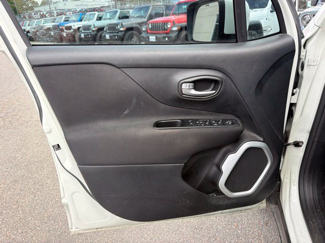 Used 2018 Jeep Renegade Latitude w/ Popular Equipment Group FWD image 8