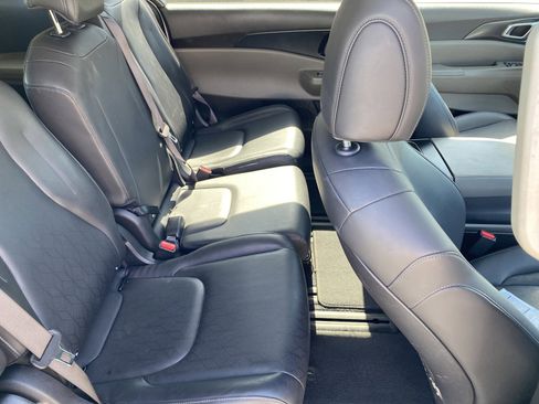 Used 2025 Kia Carnival image 14