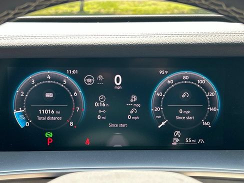 Certified 2025 Volkswagen Tiguan SE w/ Panoramic Sunroof Package AWD/4WD image 26