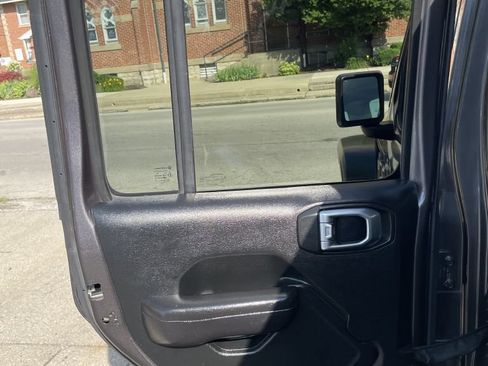 Used 2018 Jeep Wrangler Unlimited Sport S AWD/4WD image 9