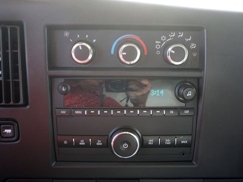 Used 2019 Chevrolet Express 3500 image 7