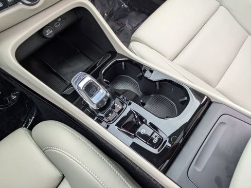 Used 2025 Volvo XC40 B5 Plus AWD/4WD image 24