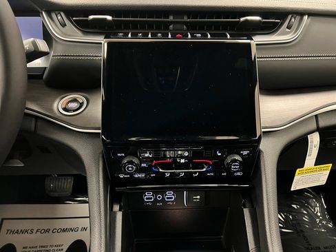 New 2025 Jeep Grand Cherokee Limited w/ Black Appearance Package image 9