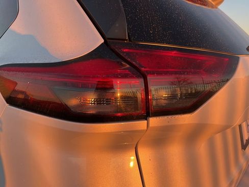 Used 2024 Nissan Rogue SV image 7