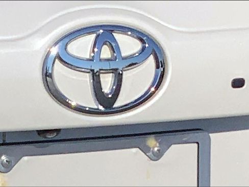 Used 2018 Toyota Highlander XLE w/ Carpet Mat Package (TMS) AWD/4WD image 31